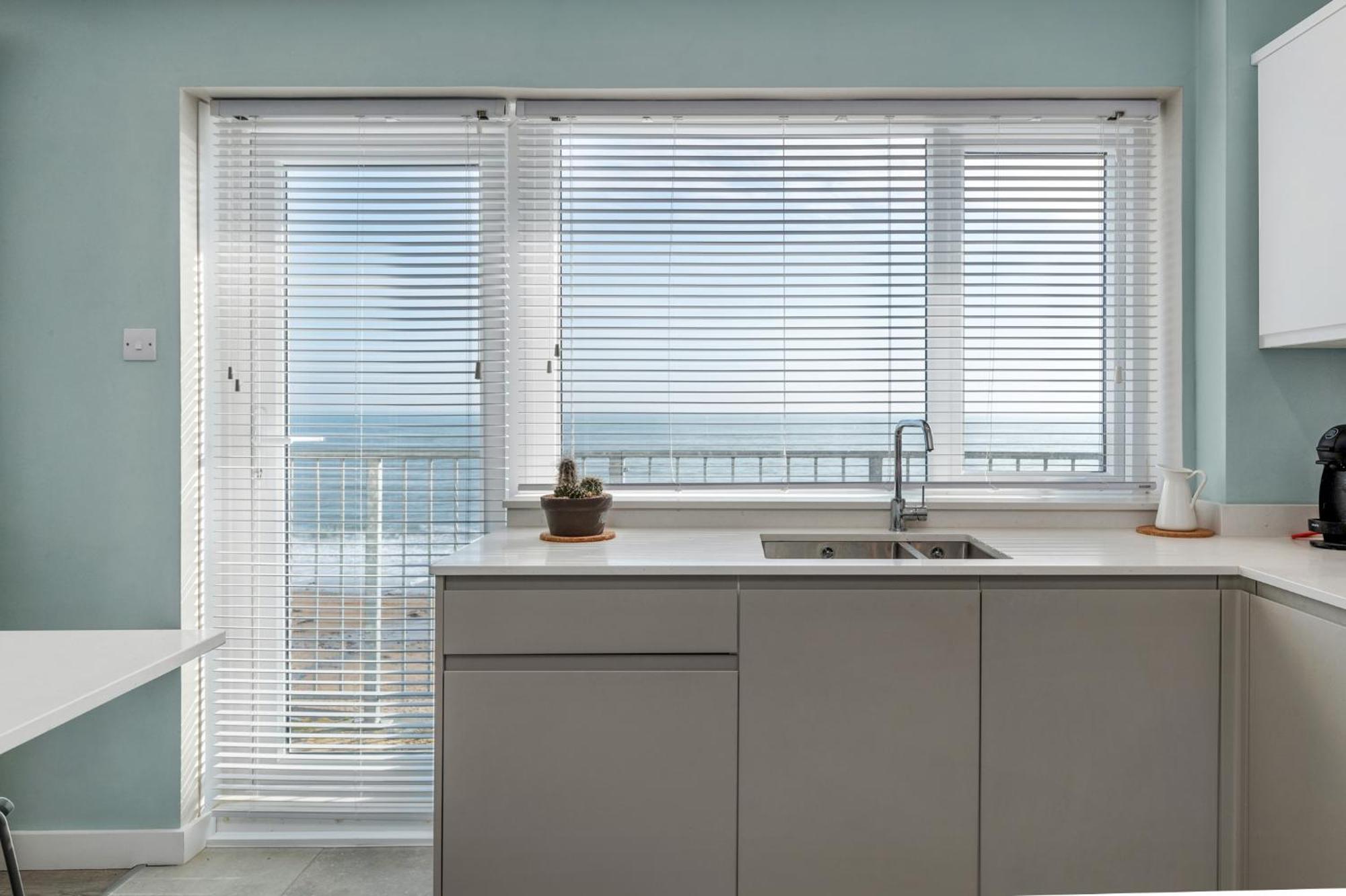 Dolphins Apartment - Spectacular Sea Views 손더스풋 외부 사진